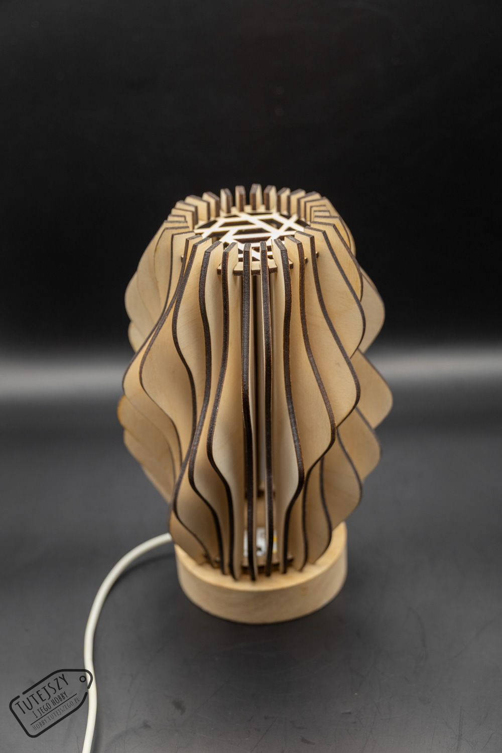 Lampka z naturalnej sklejki – nowoczesny, ażurowy design - duża