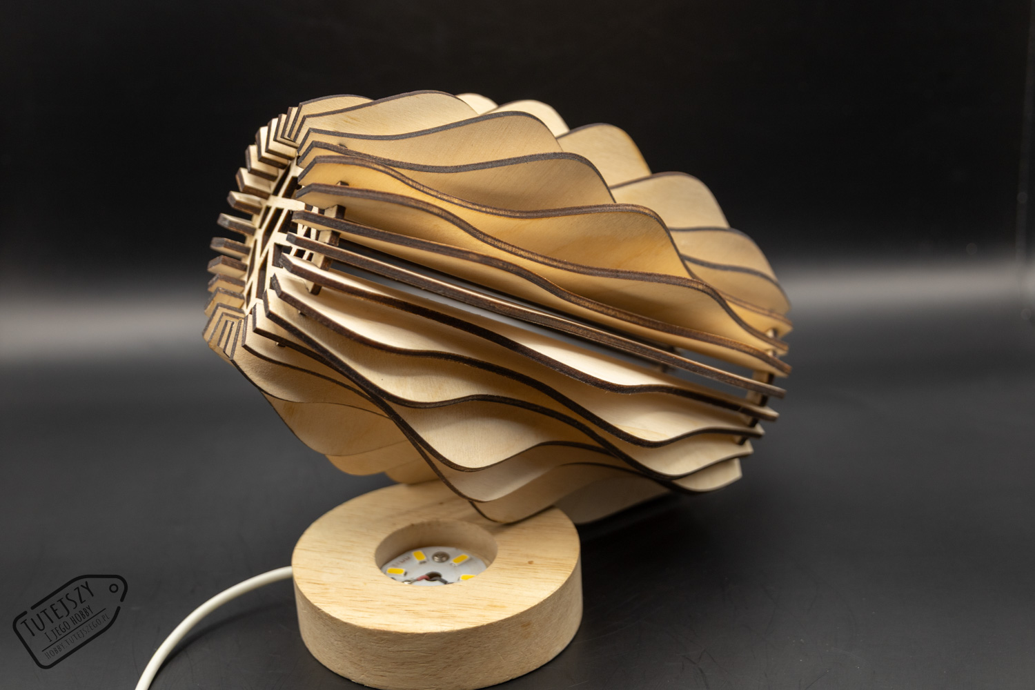 Lampka z naturalnej sklejki – nowoczesny, ażurowy design - duża - obrazek 4