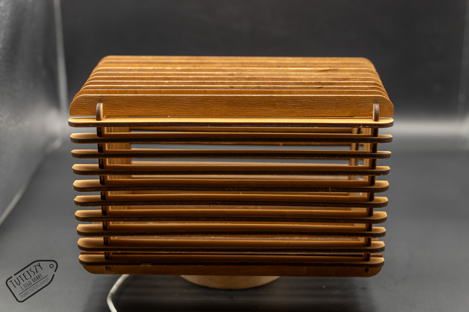 Lampka z naturalnej sklejki – geometryczna forma i minimalistyczny design - obrazek 6