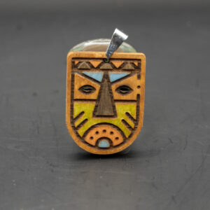 Drewniany wisiorek tribal – laserowo wycinany, ręcznie malowany