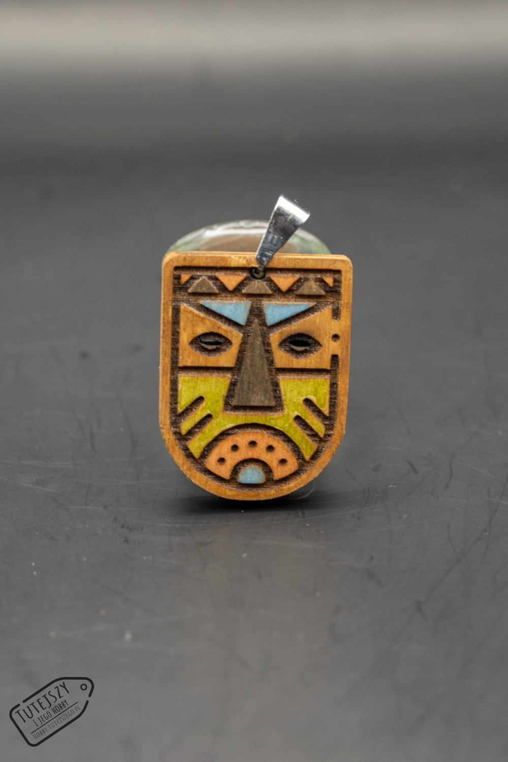Drewniany wisiorek tribal – laserowo wycinany, ręcznie malowany
