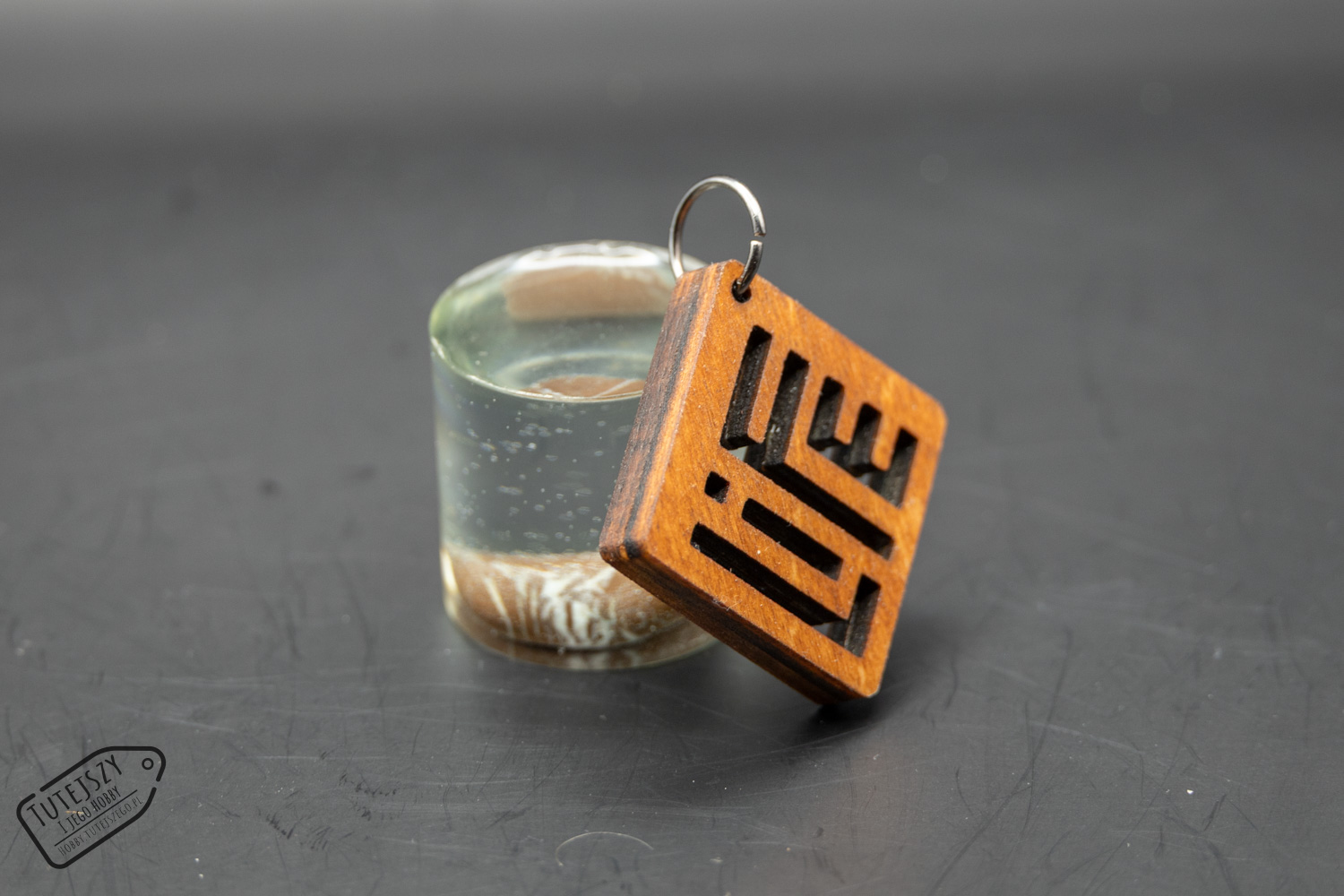 Drewniany brelok „LIFE” – laserowo wycinany, minimalistyczny - obrazek 4