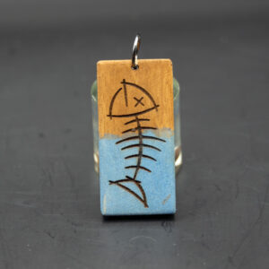 Drewniany brelok „Fishbone” – laserowo grawerowany, dwukolorowy