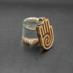 Drewniany brelok „Hand Spirit” – laserowo wycinany, symboliczny
