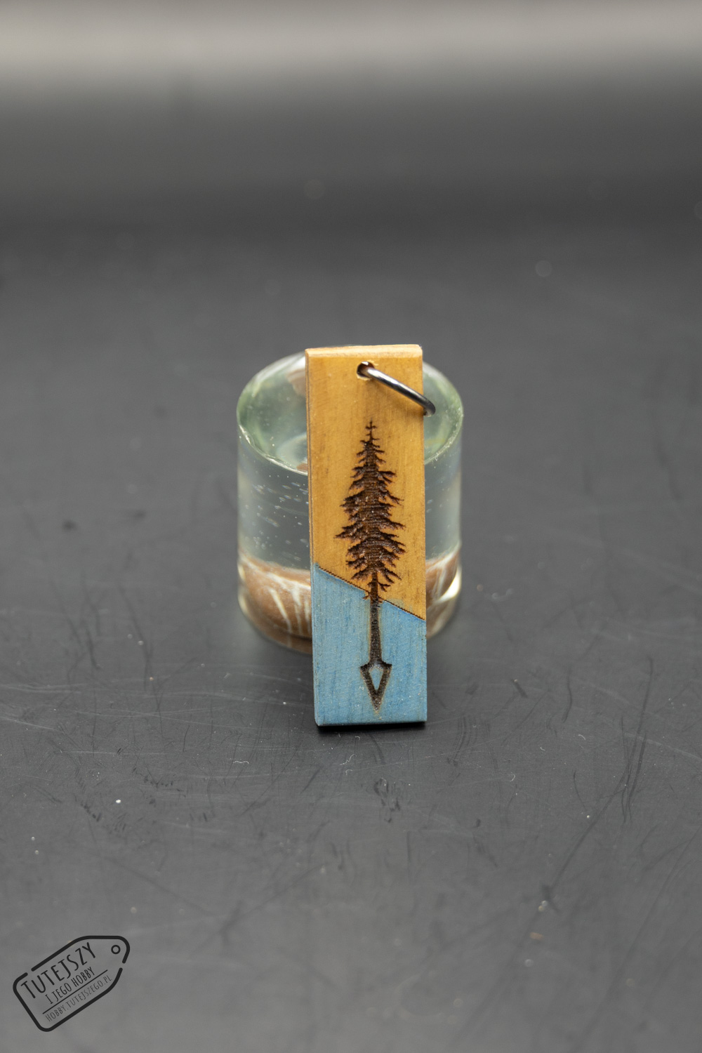 Drewniany brelok „Tree Arrow” – laserowo grawerowany, dwukolorowy