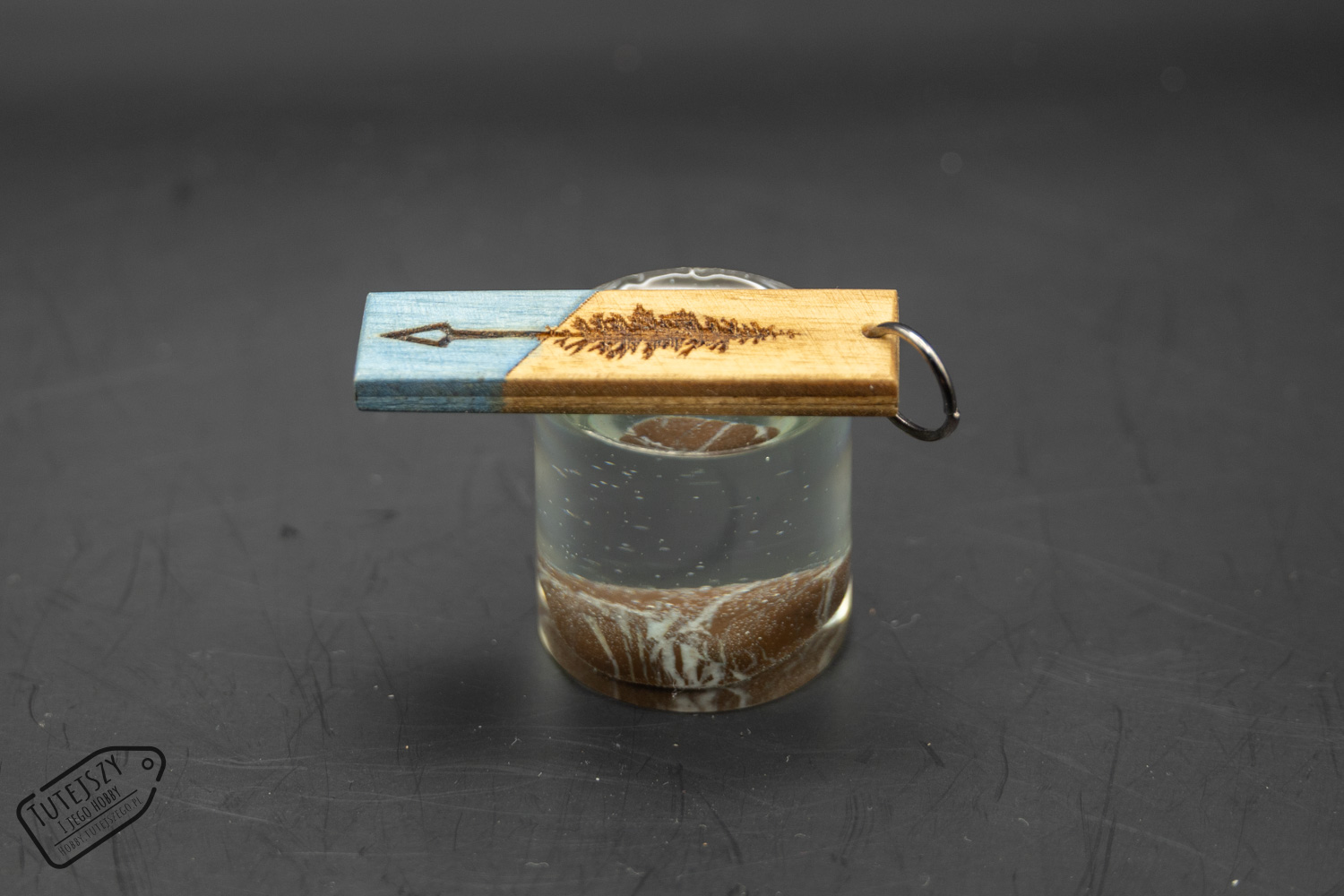Drewniany brelok „Tree Arrow” – laserowo grawerowany, dwukolorowy - obrazek 3