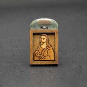 Drewniany wisiorek – minimalistyczna ramka inspirowana „Mona Lisą” Leonarda da Vinci