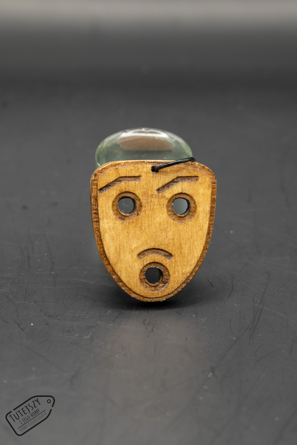 Drewniana zawieszka „Funny Face” – laserowo grawerowana