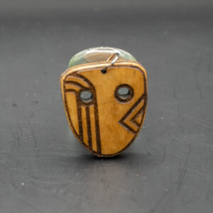 Drewniana zawieszka „Tribal Face” – laserowo grawerowana
