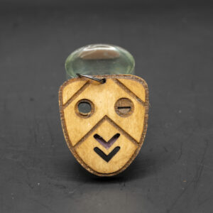 Drewniana zawieszka „Winking Mask” – laserowo grawerowana