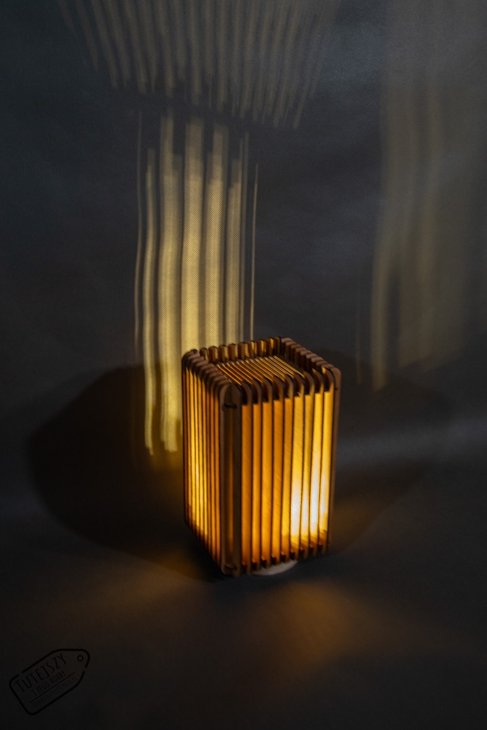Lampka z naturalnej sklejki – geometryczna forma i minimalistyczny design - obrazek 7