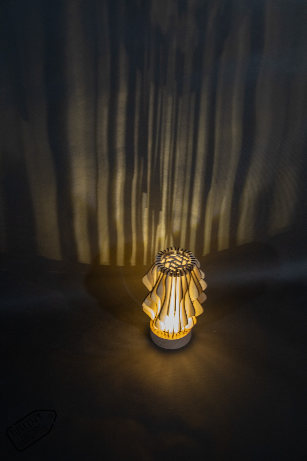 Lampka z naturalnej sklejki – nowoczesny, ażurowy design - duża - obrazek 5