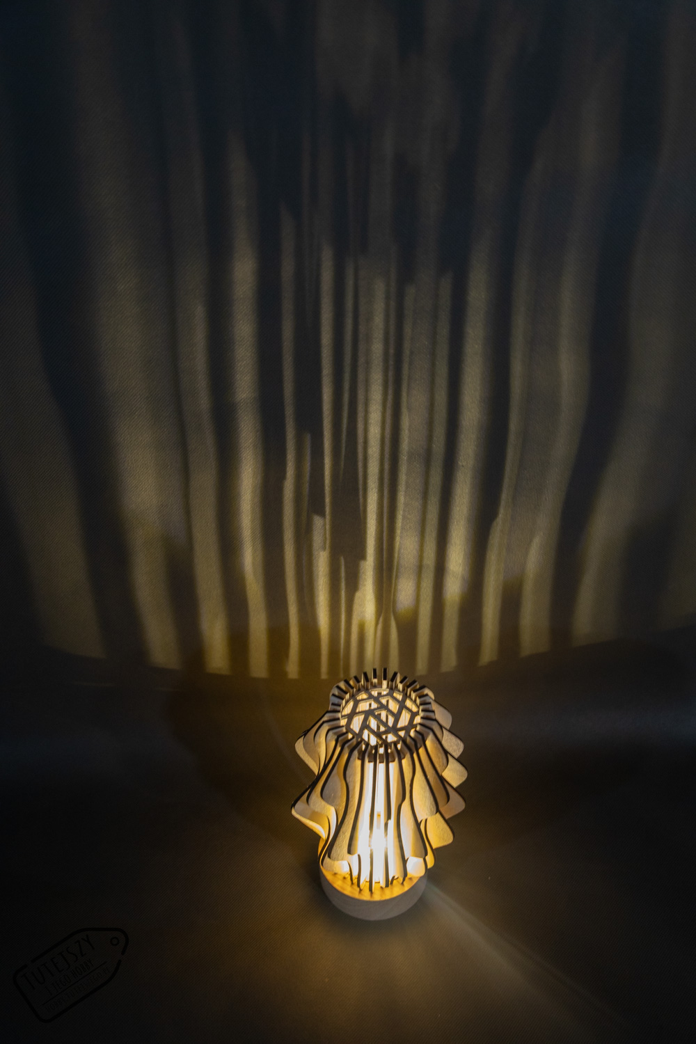 Lampka z naturalnej sklejki – nowoczesny, ażurowy design - duża - obrazek 6