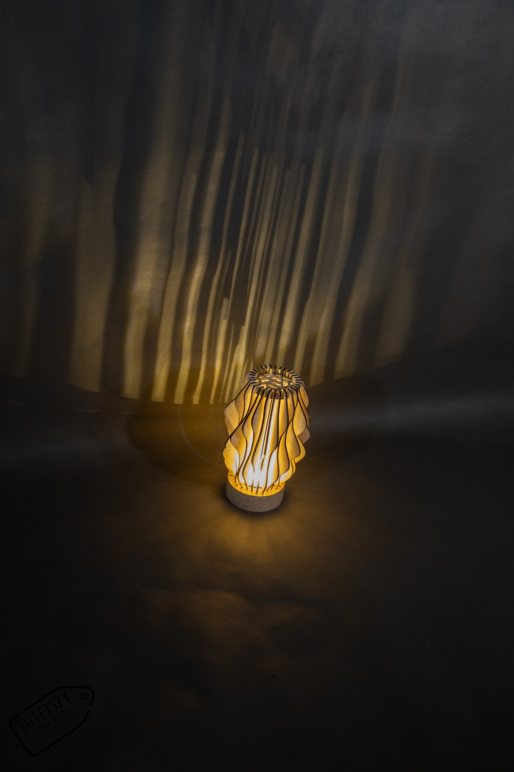 Lampka z naturalnej sklejki – nowoczesny, ażurowy design - duża - obrazek 7