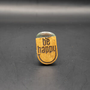 Drewniana zawieszka „Be Happy” – laserowo grawerowana