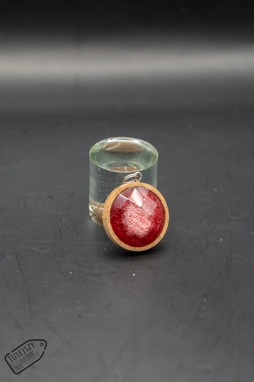 Zawieszka z drewna i żywicy „Red Crystal” – ręcznie wykonana