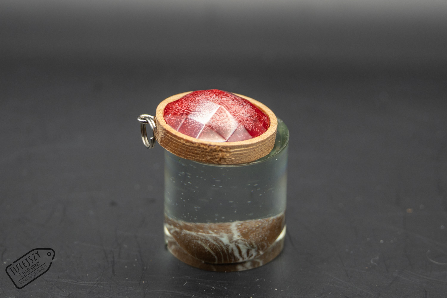 Zawieszka z drewna i żywicy „Red Crystal” – ręcznie wykonana - obrazek 4