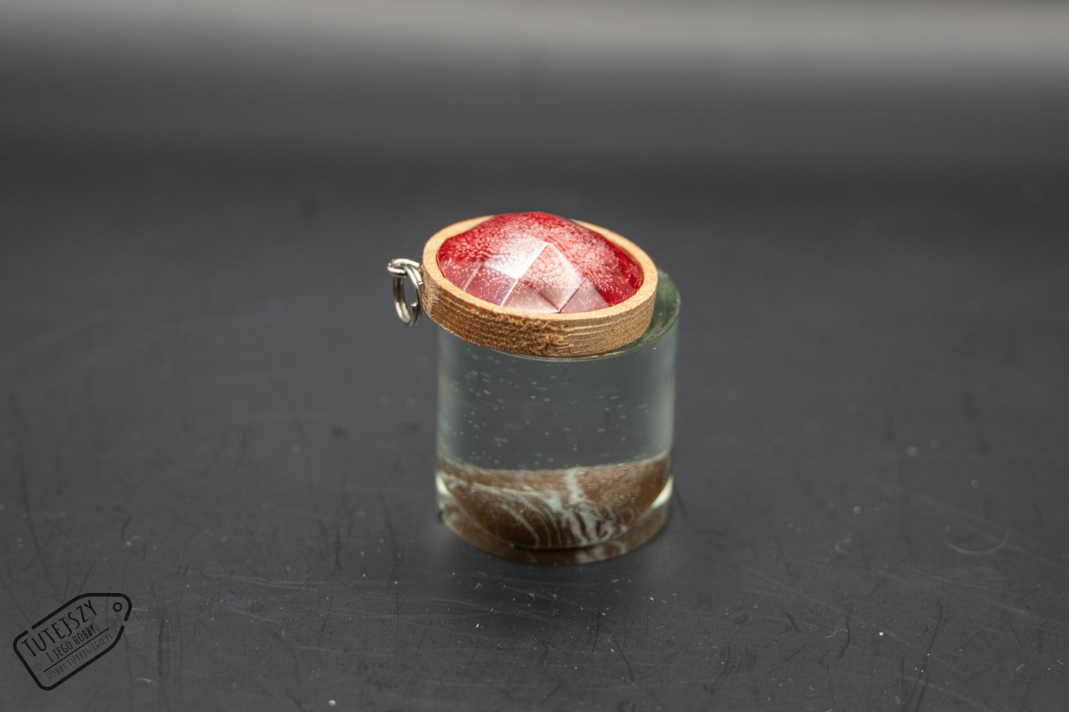 Zawieszka z drewna i żywicy „Red Crystal” – ręcznie wykonana - obrazek 5