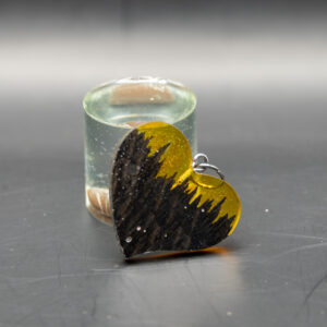 Zawieszka z drewna egzotycznego i żywicy – serce z motywem lasu