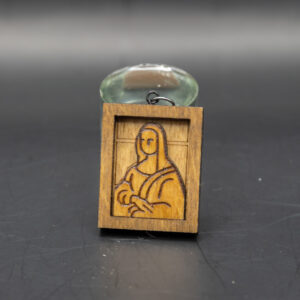 Drewniany wisiorek – miniaturowa ramka inspirowana „Mona Lisą” Leonarda da Vinci